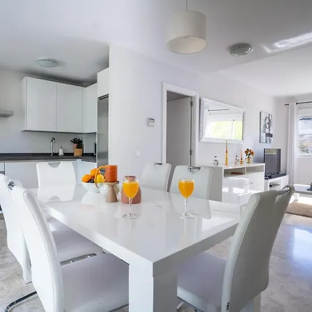 2bdr Penthouse, Naranjos, W/pool, 2km P.banus شقة *