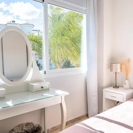 2bdr Penthouse, Naranjos, W/pool, 2km P.banus شقة